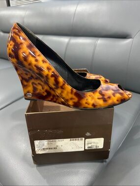 Gucci Tortoiseshell Patent Peep-Toe Wedge Heels - Brown/Amber